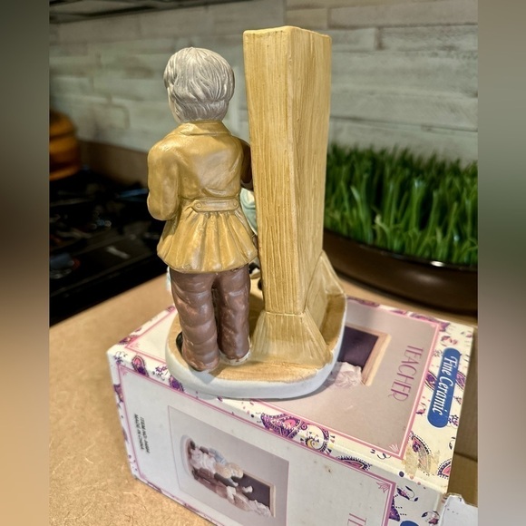 VINTAGE,CERAMIC TEACHER FIGURINE WITH KIDS AT CHALKBOARD. IN VERY GOOD CONDITION - Picture 4 of 7